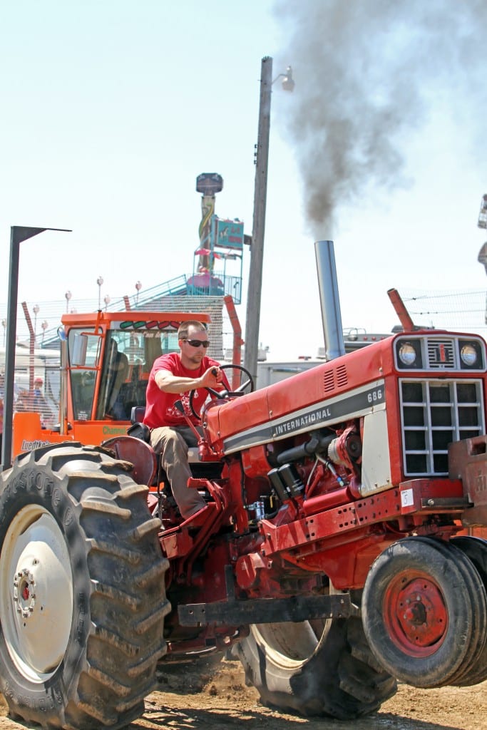 IH Narrow Front Tractor Pull