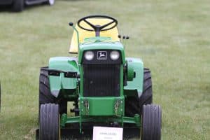 John Deere 140 Lawn and Garden Tractor